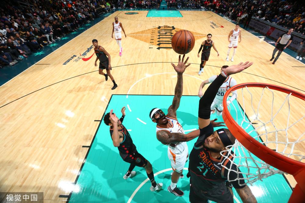 国足球迈入 国足球迈入